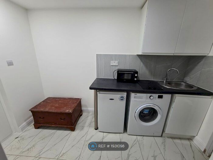 Studio To Rent In Hartham Road, London, N17