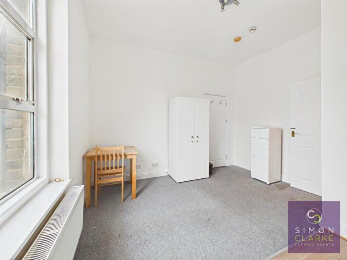 Studio To Rent In Station Road, Finchley Central, - Rent Includes Water & Gas, N3