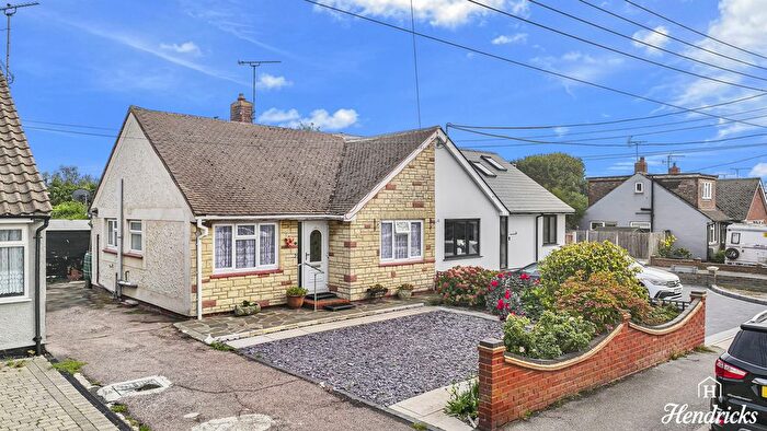 2 Bedroom Semi Detached Bungalow For Sale In Common Approach, Benfleet, SS7