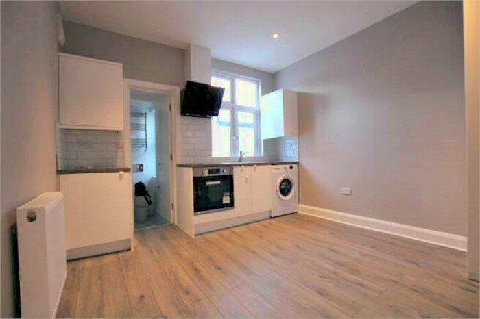 Flat To Rent In Linacre Road, Willesden, NW2