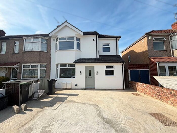 3 Bedroom Flat To Rent In Aylands Road, Enfield, EN3