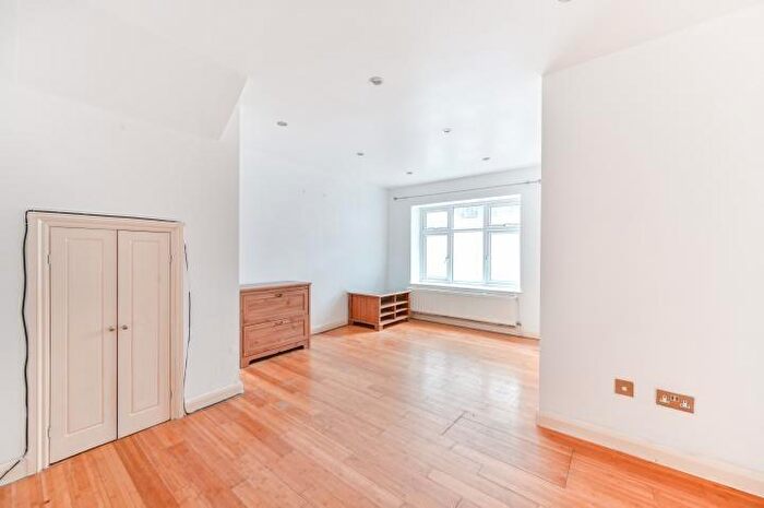 2 Bedroom Flat For Sale In Chatsworth Road, London, NW2