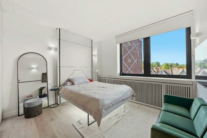 2 Bedroom Penthouse To Rent In Haresfoot Close, PO18