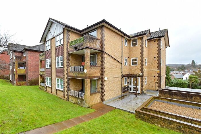 2 Bedroom Flat For Sale In Elm Road, Redhill, Surrey, RH1