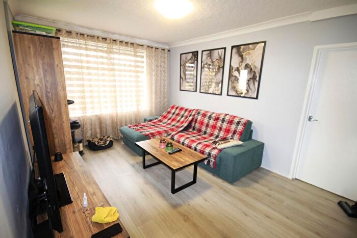 2 Bedroom Apartment To Rent In West Park Grove, Leeds, LS8