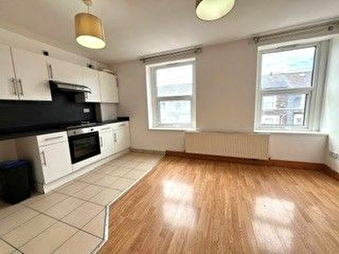 3 Bedroom Flat To Rent In Stephenson Street, Cardiff, CF11