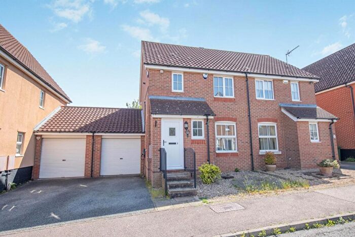 3 Bedroom Semi Detached House For Sale In Oak Eggar Chase, Pinewood, Ipswich, IP8