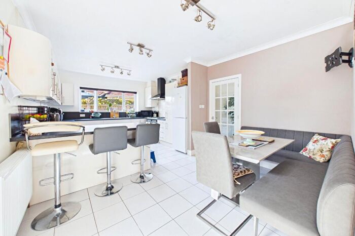 6 Bedroom Detached House For Sale In Insley Crescent, Broadstone, Dorset, BH18 - Photo 2