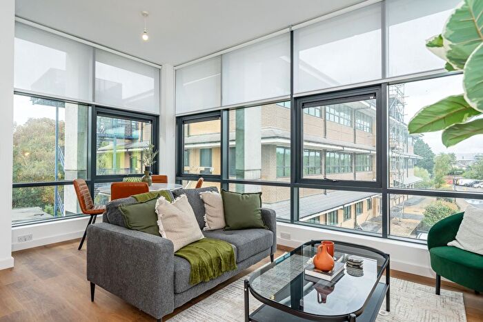 1 Bedroom Flat To Rent In Lakeside Close, Staines Upon Thames, TW18