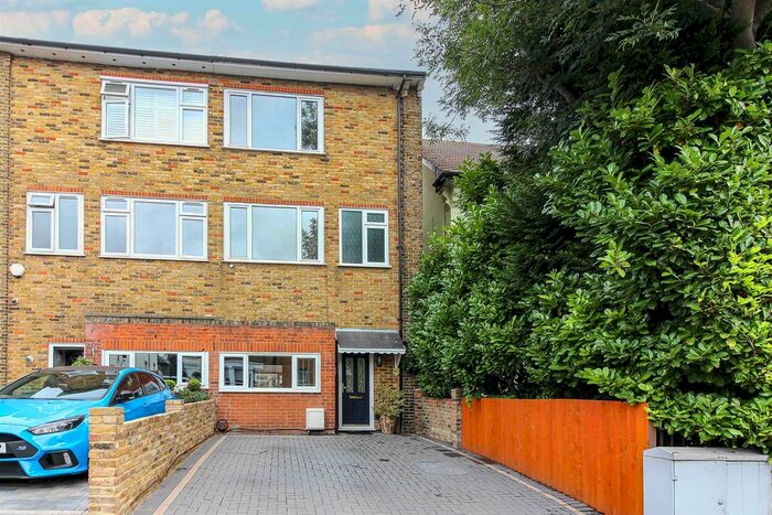 4 Bedroom Property To Rent In Queens Road, Buckhurst Hill, IG9
