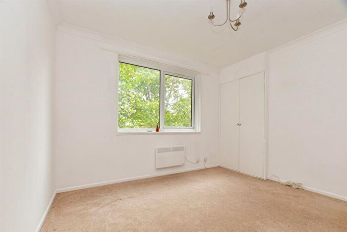 1 Bedroom Apartment For Sale In Pelham Way, Leatherhead, Surrey, KT23