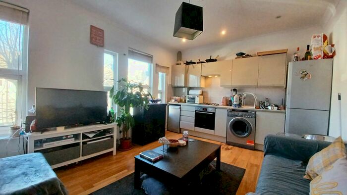3 Bedroom Flat To Rent In Belmont Road, London N15