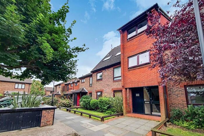 2 Bedroom Flat To Rent In Crammond Close, Hammersmith, W6