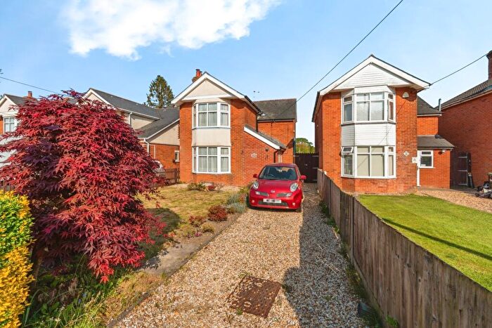 3 Bedroom Detached House For Sale In Calmore Road, Calmore, Southampton, Hampshire, SO40