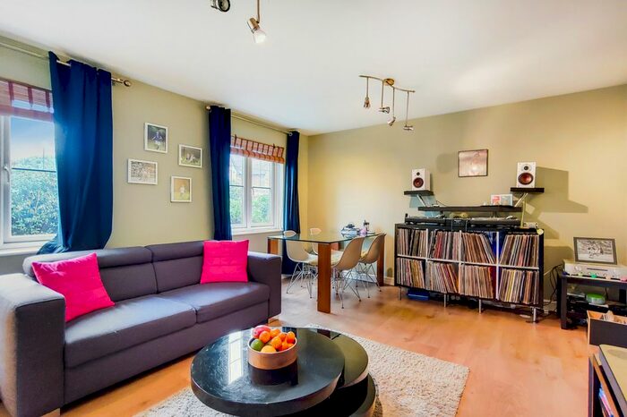 2 Bedroom Flat To Rent In Nell Gwynn Close, Hertfordshire WD7