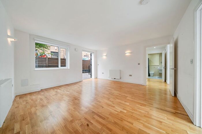 3 Bedroom Flat To Rent In Grimsby Street, Shoreditch, London, E2