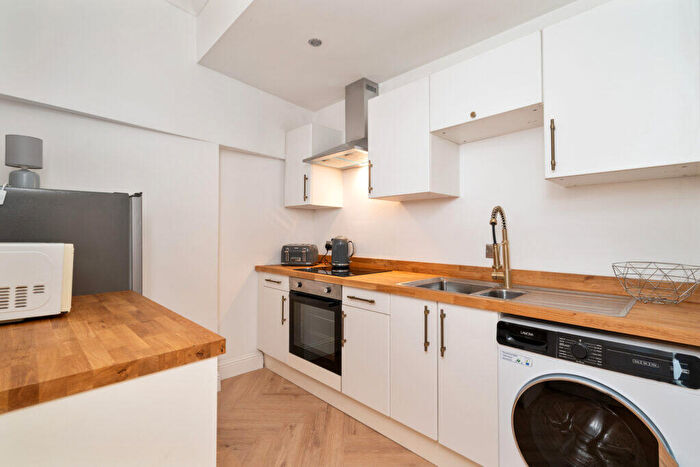 2 Bedroom Flat For Sale In Glasgow Road, Hardgate, G81