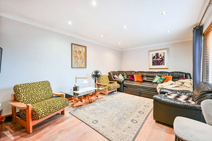 3 Bedroom Flat To Rent In Copley Close, Hanwell, London, W7