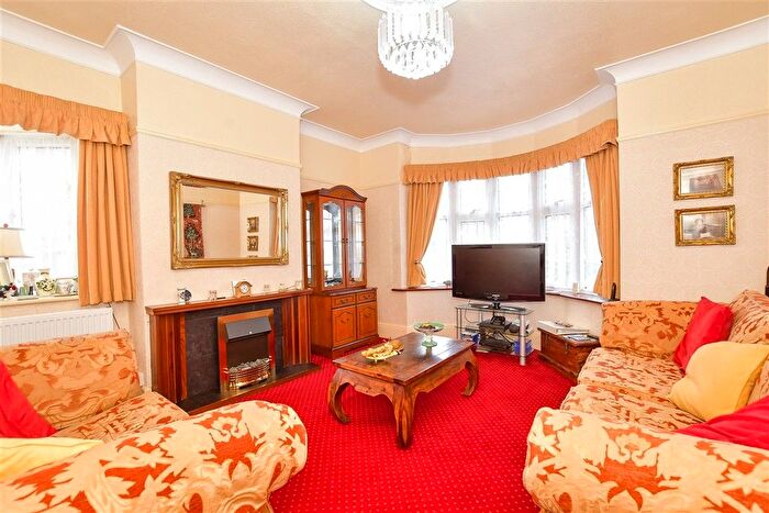 3 Bedroom Detached House For Sale In Portsmouth Road, Horndean, Waterlooville, Hampshire, PO8