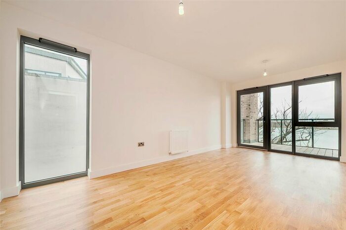 2 Bedroom Flat To Rent In Hythe House, London, N4