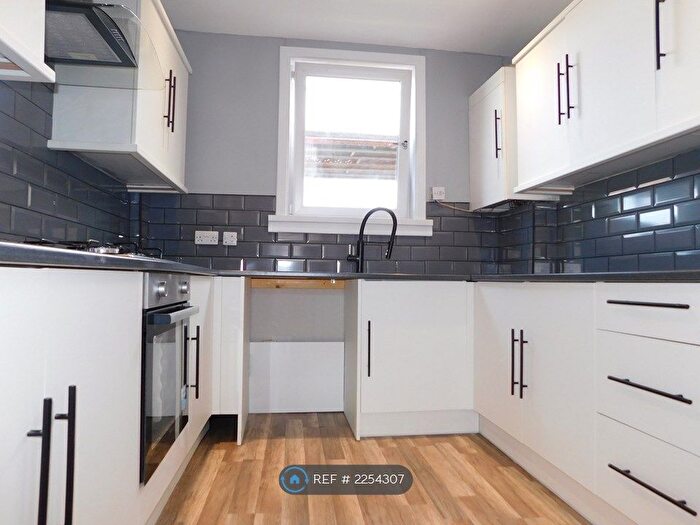 4 Bedroom Flat To Rent In Parkhead Avenue, Edinburgh, EH11