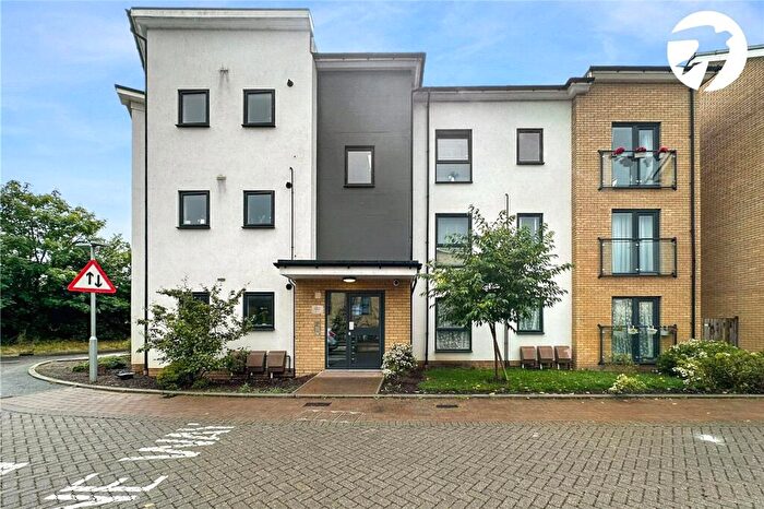 2 Bedroom Flat For Sale In Fairlawn Crescent, Greenhithe, Kent, DA9