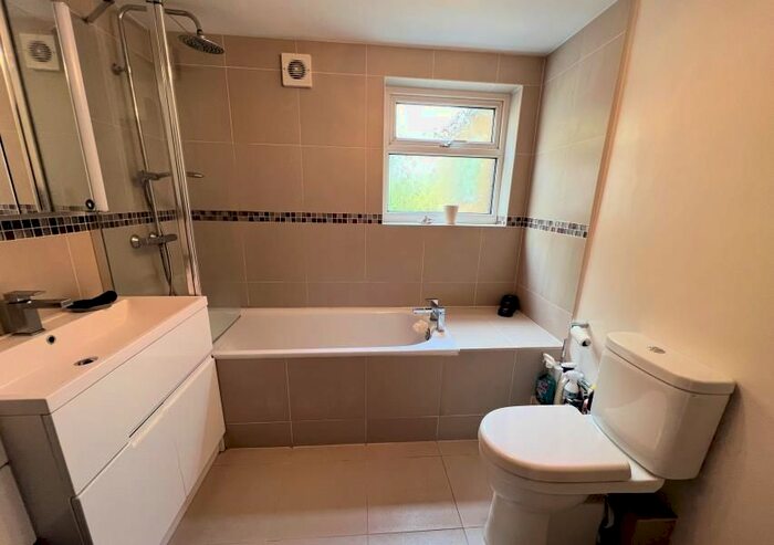 3 Bedroom Terraced House For Sale In Long Lane, Finchley, N3