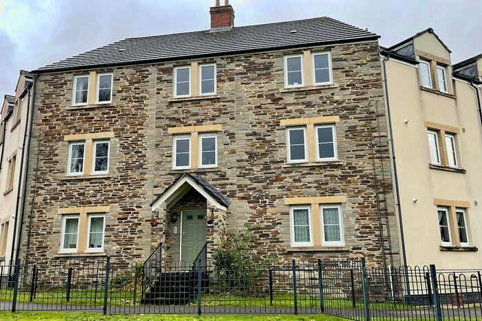 2 Bedroom Flat To Rent In Goldfinch Gardens, Tavistock PL19