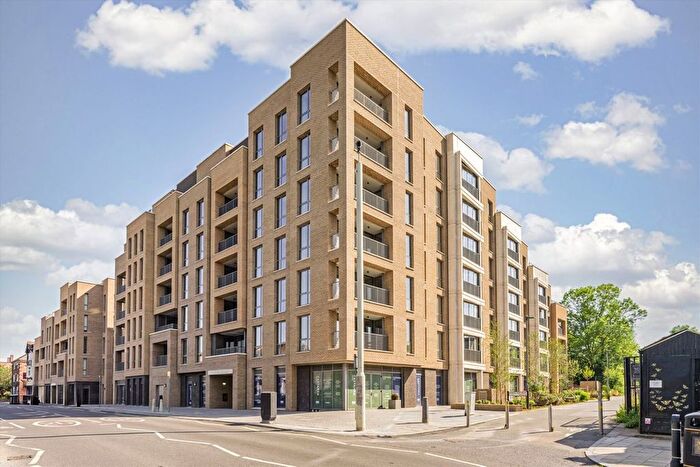 3 Bedroom Flat To Rent In Beeline Way, New Malden, KT3