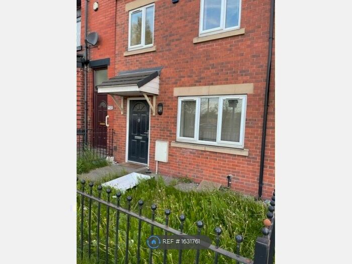 3 Bedroom Semi-Detached House To Rent In Warrington Road, Platt Bridge, Wigan, WN2