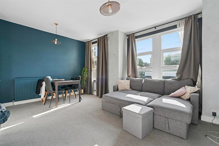 2 Bedroom Flat To Rent In Fountain Road, Tooting, SW17