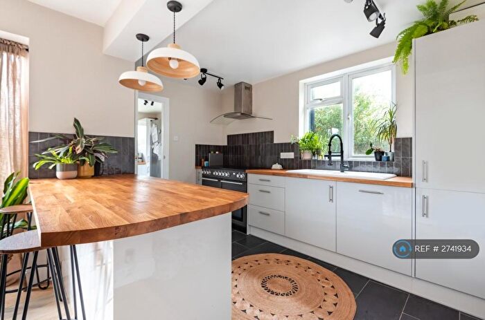 4 Bedroom Semi Detached House To Rent In Warren Avenue, Southampton, SO16