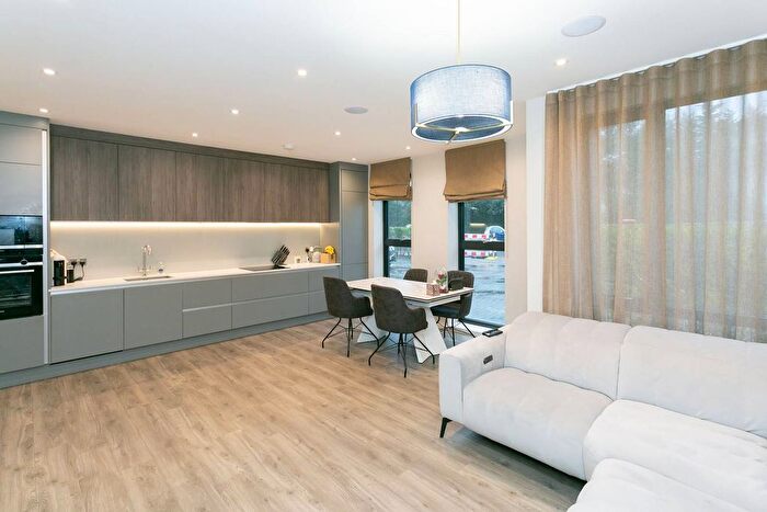 2 Bedroom Flat To Rent In High Road, Bushey, Bushey Heath, WD23