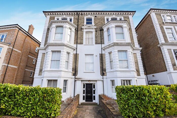2 Bedroom Flat To Rent In Avenue Elmers, Surbiton, KT6