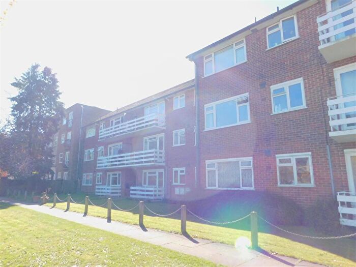 1 Bedroom Apartment To Rent In St Andrews Square, KT6