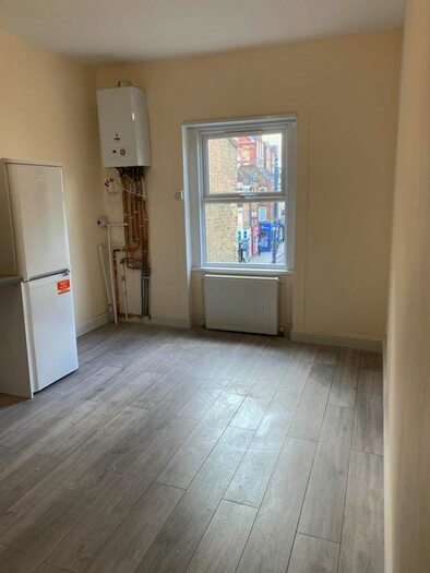 2 Bedroom Flat To Rent In Stoke Newington High Street, London, N16