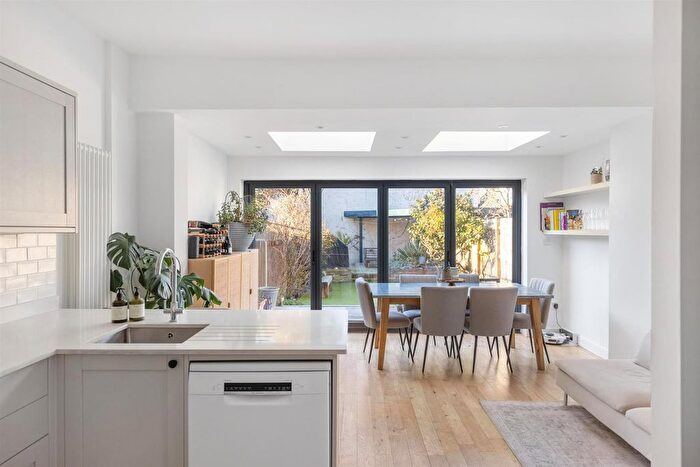 4 Bedroom Property To Rent In Bridgford Street, Earlsfield, London, SW18