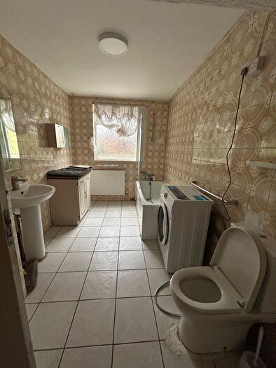 3 Bedroom Bungalow To Rent In Sweetcroft Lane, Uxbridge, UB10