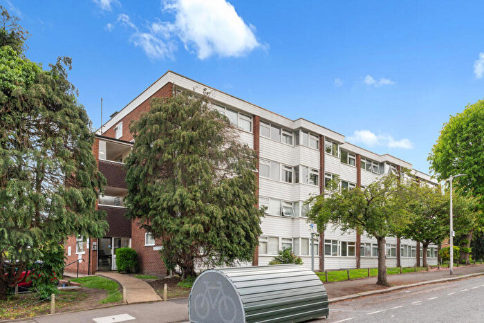 2 Bedroom Flat To Rent In The Chiltons, Grove Hill, South Woodford, E18