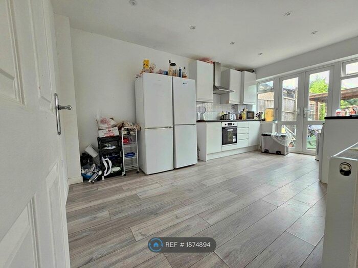 4 Bedroom Semi-Detached House To Rent In Goldsdown Close, Enfield, EN3