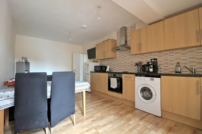 3 Bedroom Flat To Rent In Western Avenue, London, W3