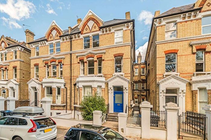 2 Bedroom Flat For Sale In St Andrew's Square, Surbiton, KT6