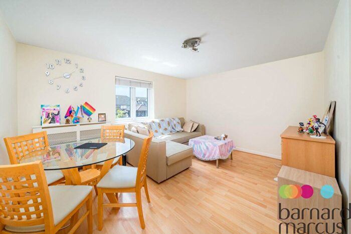 2 Bedroom Apartment To Rent In Wenlock Gardens, NW4