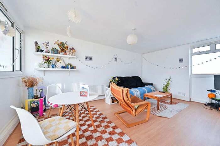 3 Bedroom Maisonette For Sale In Beckway Street, Elephant And Castle, London, SE17