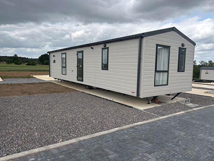 2 Bedroom Park Home For Sale In Riverside Holiday Park, Pavenham, MK43