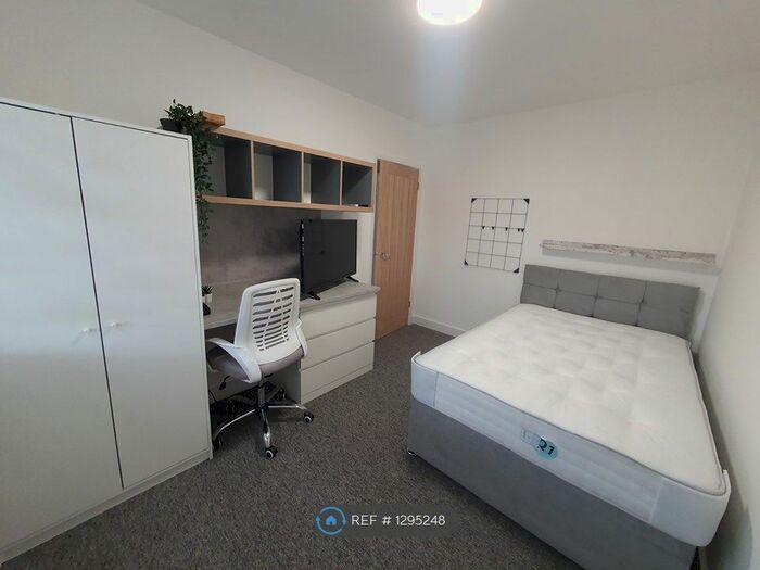 2 Bedroom Semi-Detached House To Rent In Clyde Gardens, Bath, BA2