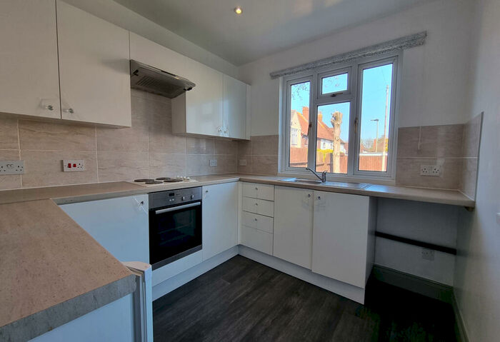 2 Bedroom Apartment To Rent In Narrow Way, Bromley, Kent, BR2