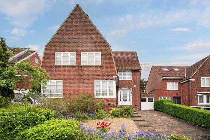 4 Bedroom Semi-Detached House For Sale In Sunnyfield, Mill Hill, NW7
