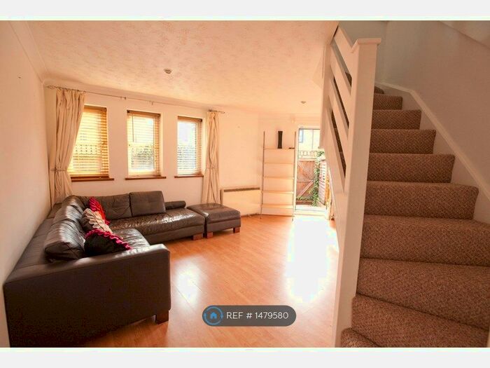 2 Bedroom Maisonette To Rent In Codling Close, London, E1W