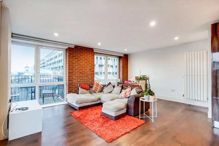 3 Bedroom Flat To Rent In Major Draper Street, Woolwich, London, SE18